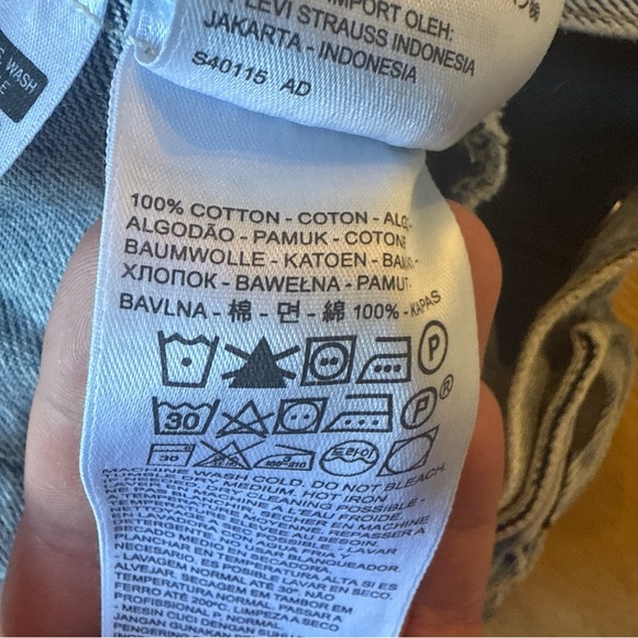 Levi's Distressed Light Blue Denim Jacket - Picture 9 of 9